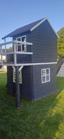 Drewniany domek dla dzieci ze zjeżdzlżalnią