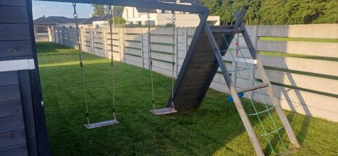 Drewniany domek dla dzieci ze zjeżdzlżalnią