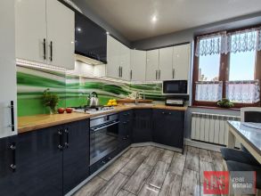 Nowoczesne mieszkanie z 3 miejscami parkingowymi.