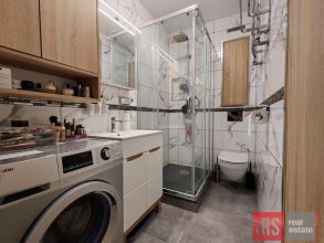 Nowoczesne mieszkanie z 3 miejscami parkingowymi.