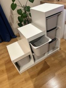 Regał z pojemnikami