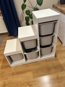 Regał z pojemnikami