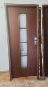 Dwie pary drzwi pokojowych